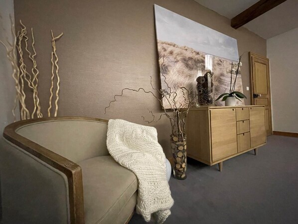 Interior - The Adelaide Boudoir, Charmant gîte avec lit king size et accès PMR (Vendresse)