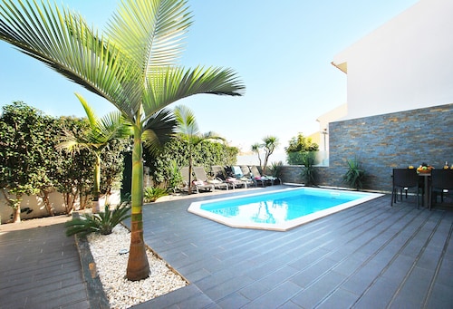 Family villa with BBQ and heatable pool