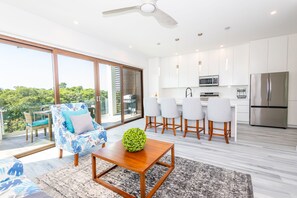 65-inch Smart TV with digital channels - Acqua Di Mare Resort (Roatan)