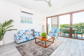 65-inch Smart TV with digital channels - Acqua Di Mare Resort (Roatan)