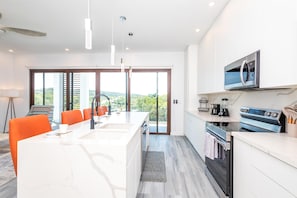 Family Condo (Superior) | Private kitchenette | Full-sized fridge, microwave, oven, dishwasher - Acqua Di Mare Resort (Roatan)