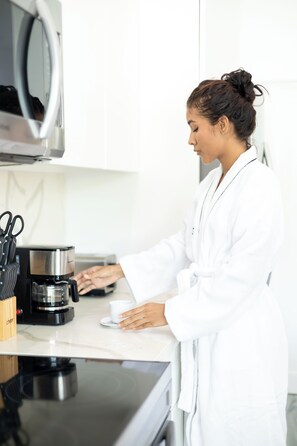 Full-sized fridge, microwave, oven, dishwasher - Acqua Di Mare Resort (Roatan)