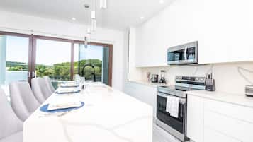 Apartamento familiar (Suite) | Cocina básica privada | Frigorífico grande, microondas, horno y lavavajillas