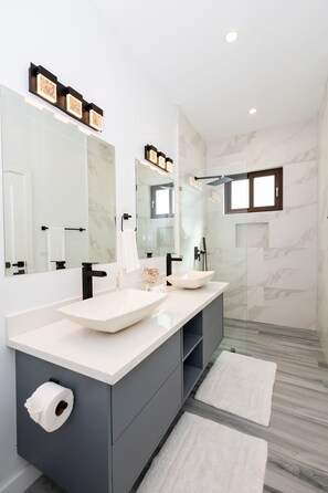 Shower, rainfall showerhead, eco-friendly toiletries, hair dryer - Acqua Di Mare Resort (Roatan)