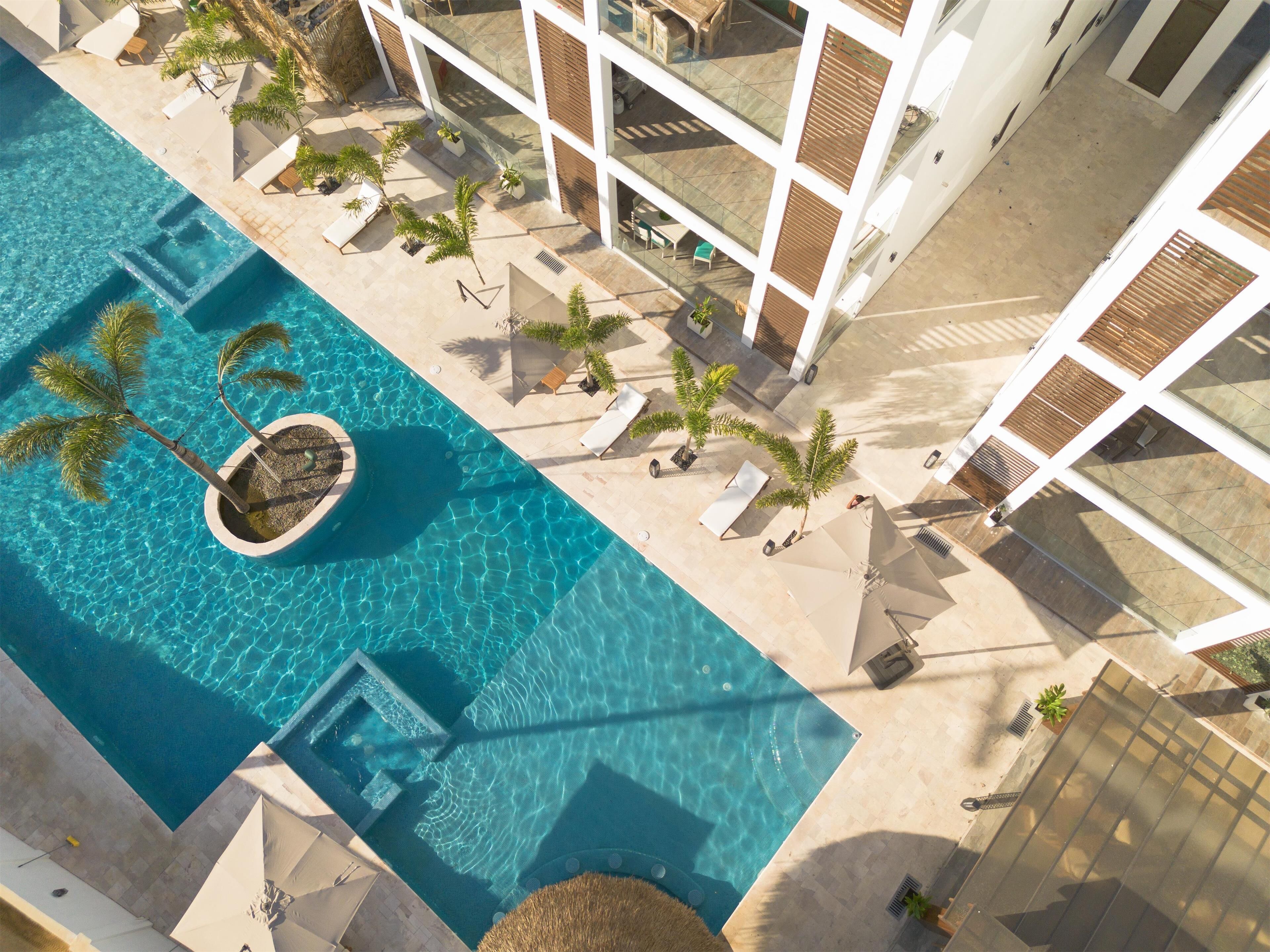 Una piscina al aire libre (de 07:00 a 20:00), sombrillas, tumbonas