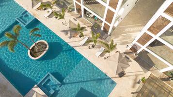 Una piscina al aire libre (de 07:00 a 20:00), sombrillas, tumbonas