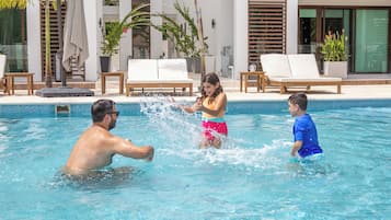 Una piscina al aire libre (de 07:00 a 20:00), sombrillas, tumbonas