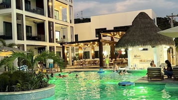 Hồ bơi ngoài trời, mở cửa từ 7:00 đến 20:00, dù/ô trên bãi biển/hồ bơi