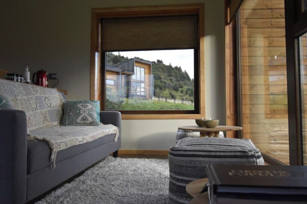 TV connectée, cheminée, livres, chaîne hi-fi