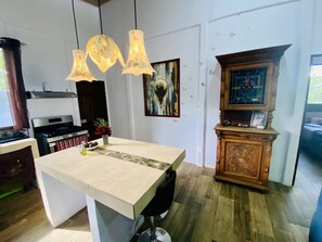 Fridge, microwave, oven, stovetop - Jungle Serenity by the Sea (Puerto Viejo de Talamanca)