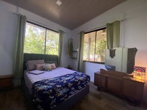 1 室のベッドルーム、デスク、WiFi (無料)、ベッドシーツ