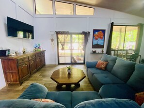 Smart TV, books, music library, stereo - Jungle Serenity by the Sea (Puerto Viejo de Talamanca)