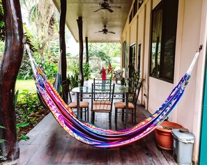 Outdoor dining - Rainforest Casita - Serenity by the Sea (Puerto Viejo de Talamanca)