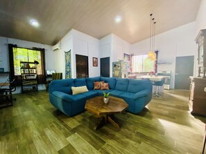 Smart TV, books, music library, stereo - Jungle Serenity by the Sea (Puerto Viejo de Talamanca)