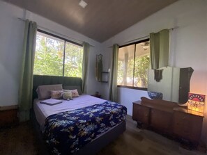 1 soverom, skrivebord, wi-fi (inkludert) og sengetøy