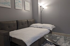 2 bedrooms, iron/ironing board, travel cot, free WiFi - Cozy Condo @ Downtown Lincoln, NE (Lincoln)