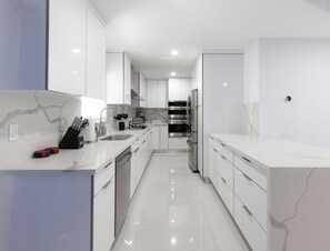 Refrigerador, microondas, parrilla de estufa y lavavajillas 