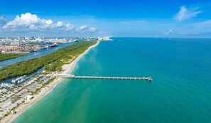 Na praia, espreguiçadeiras, toalhas de praia 