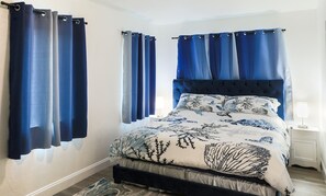 5 soverom, skrivebord, strykejern/-brett og reiseseng for barn