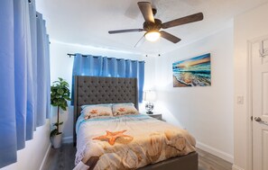 5 habitaciones, escritorio y tabla de planchar con plancha 