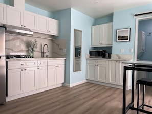 Een koelkast, een microgolfoven, een oven, een kookplaat