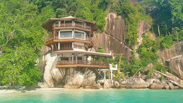 4 bedrooms, minibar, free WiFi, bed sheets