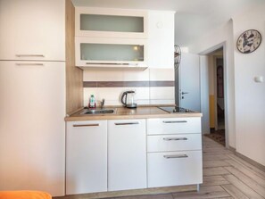 Réfrigérateur, batterie de cuisine, vaisselle et ustensiles