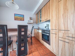 Kylskåp, mikrovågsugn, diskmaskin och grytor/köksredskap