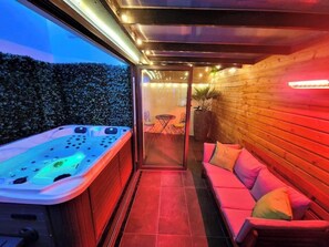 Indoor spa tub