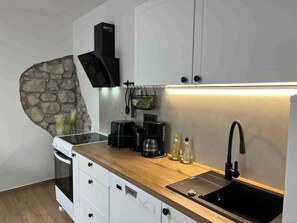 Fridge, oven, stovetop, dishwasher