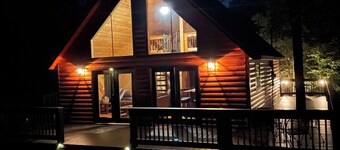 Hot tub, WiFi, fire pit, Red River Gorge, Natural Bridge. Easy parking lot!