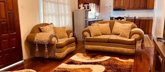 Upper flat in Eccles Home, 3 bedrooms, sleeps 6, AC, Hot Water