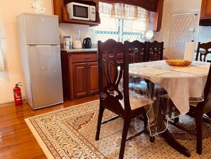 Fridge, oven, stovetop, coffee/tea maker - Upper flat in Eccles Home, 3 bedrooms, sleeps 6, AC, Hot Water (Georgetown)