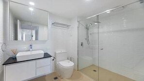 Douche, séchoir à cheveux, serviettes fournies