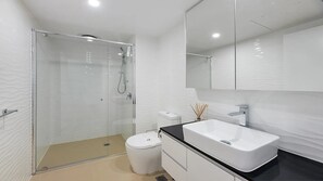 Shower, towels - Aqua View 504, 29 Canberra Tce, Kings Beach (Kings Beach)