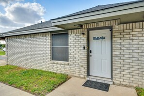 Exterior detail - Welcoming Edinburg Apartment - Pet Friendly! (Edinburg)