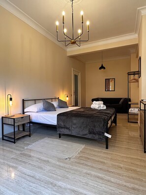 3 عدّة غرف نوم وخزنة داخل الغرفة ومكتب ومكواة/لوح كي