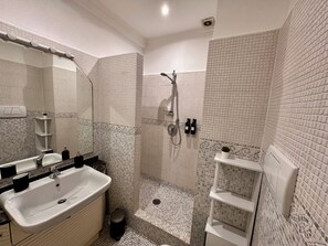 Shower, jetted bath, hair dryer, bidet - "Red Marble: elegance at VRBO". (Roma)
