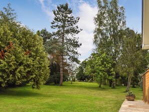 Property grounds - 2 bedroom accommodation in Bury St Edmunds (Bury St Edmunds)