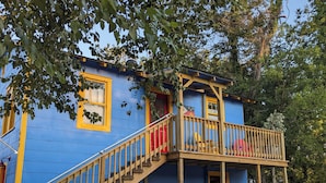 A blue building with a wooden staircase leading to a balcony. - Da Princess Inn - Walk to Downtown (Lafayette)