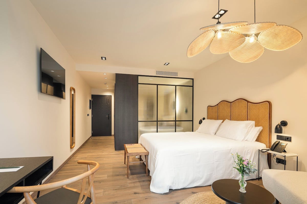 Superior Double Room | 1 bedroom, minibar, in-room safe, desk