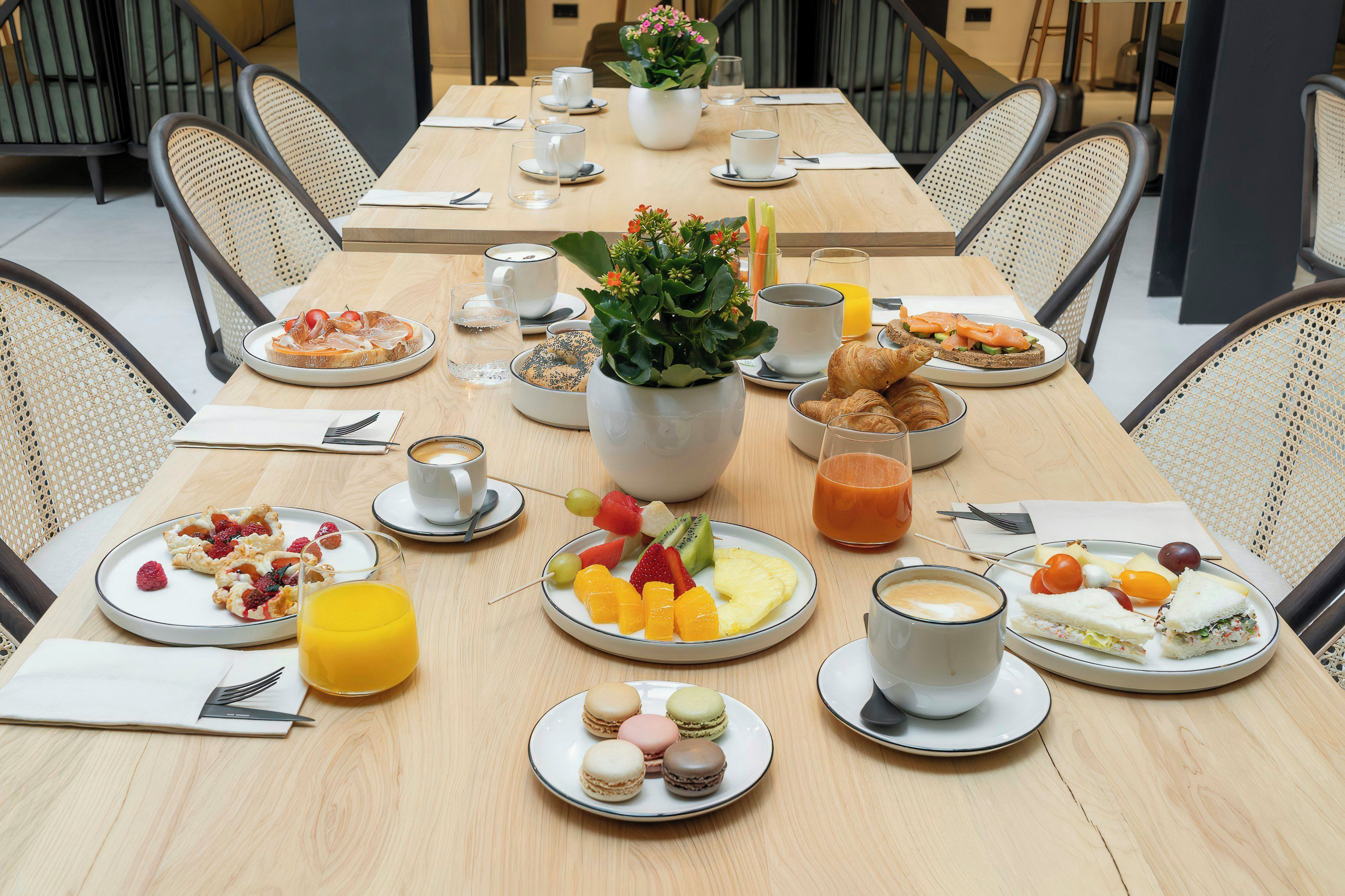 Un bufé de desayuno con diversas opciones de comida y bebidas.
