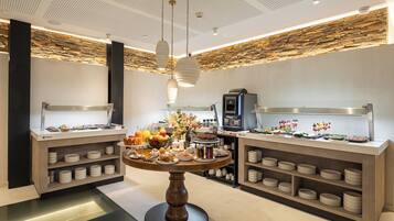 Päivittäinen buffetaamiainen (16 EUR per henkilö)