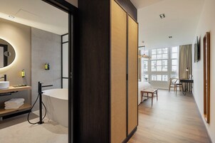 Artículos de higiene personal gratuitos, secador de pelo y albornoces