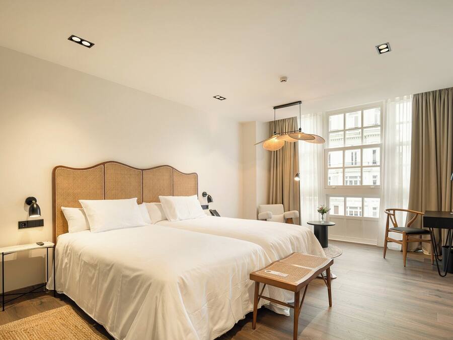 Minibar, Zimmersafe, Schreibtisch, Verdunkelungsvorhänge