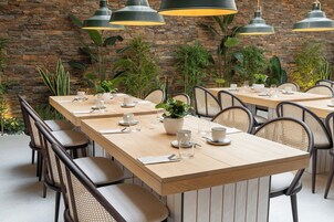 Se ofrece un desayuno bufé todos los días (16 EUR por persona)