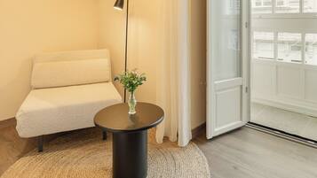 Minibar, Zimmersafe, Schreibtisch, Verdunkelungsvorhänge