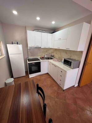 Kjøleskap, mikrobølgeovn, kokeplater og brødrister