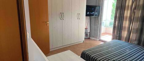 1 chambre, fer et planche à repasser, Wi-Fi gratuit, draps fournis