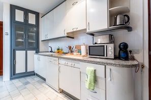 Frigorifero, microonde, lavastoviglie, macchina per tè/caffè